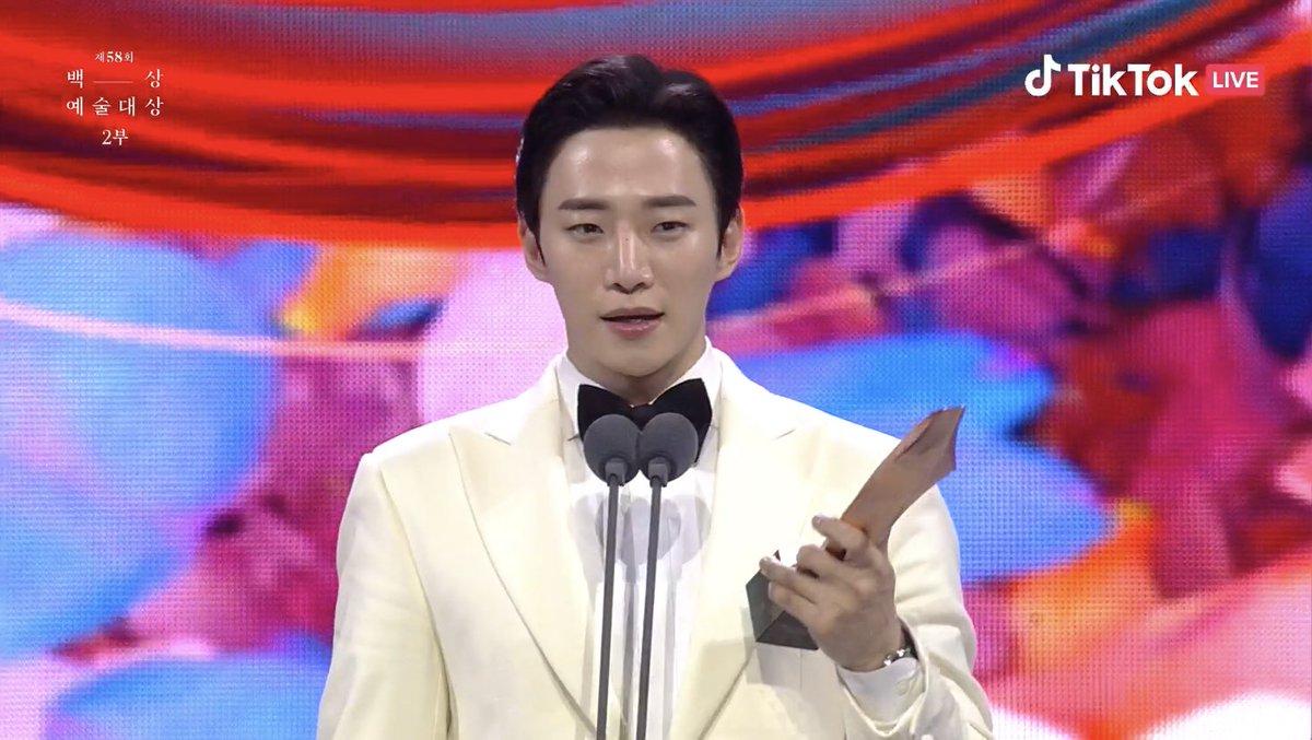 kdramacasting's tweet photo. Congratulations to #LeeJunho for winning Best Actor at #BaeksangArtsAwards2022.

#TheRedSleeve https://t.co/TIbK1YQ4Eu