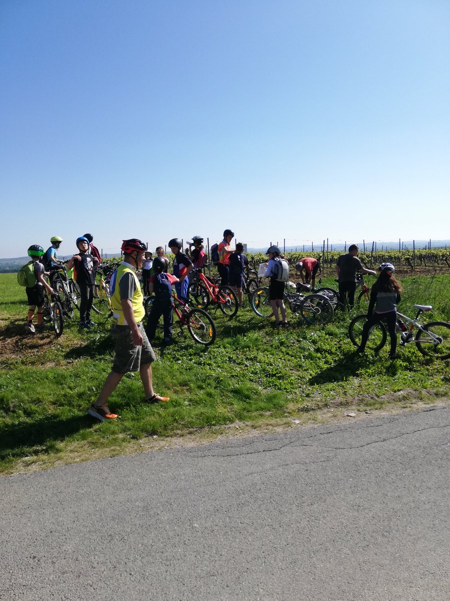 EquipeEPS16's tweet photo. #TAPV #SRAV 1er relai du TAPV 2022 à la Maison de la vigne d'Archiac entre l'école de Jarnac Champagne (17) et l'école de Guimps (16). Belle rencontre grâce à la mobilité scolaire à vélo @mai_velo @USEP_Charente @usep17 @UNSSPoitiers @dsden16 @cpdeps17 @jcthevenot @acpoitiers https://t.co/TvW7M0f60A