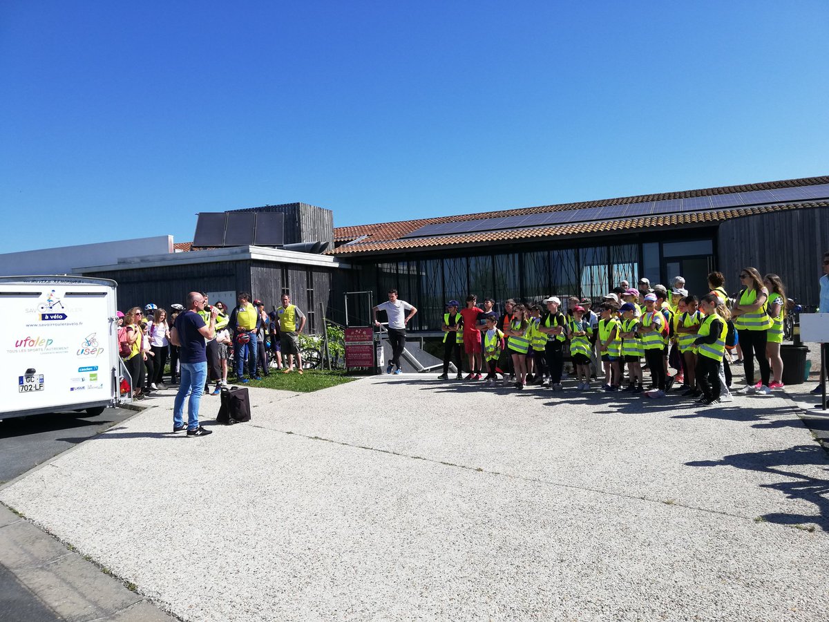 EquipeEPS16's tweet photo. #TAPV #SRAV 1er relai du TAPV 2022 à la Maison de la vigne d'Archiac entre l'école de Jarnac Champagne (17) et l'école de Guimps (16). Belle rencontre grâce à la mobilité scolaire à vélo @mai_velo @USEP_Charente @usep17 @UNSSPoitiers @dsden16 @cpdeps17 @jcthevenot @acpoitiers https://t.co/TvW7M0f60A