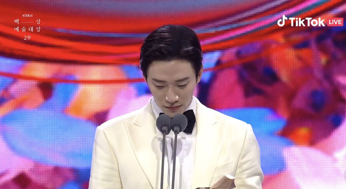 theseoulstory's tweet photo. 🏆 Congratulations to Lee Jun Ho  (‘The Red Sleeve’) for winning ‘Best Actor – TV’ at #BaeksangArtsAwards2022 today! 🎉 https://t.co/i2rQgPRp5r