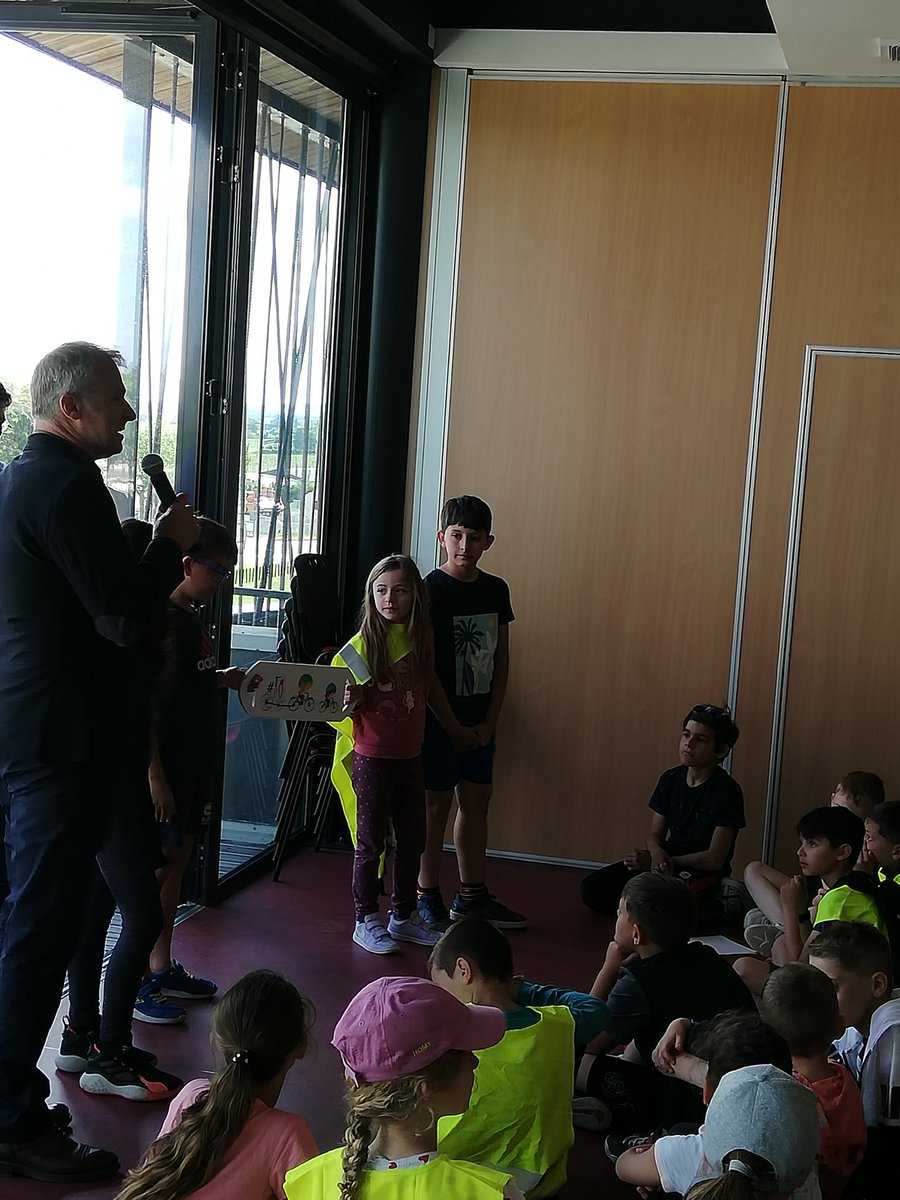 EquipeEPS16's tweet photo. #TAPV #SRAV 1er relai du TAPV 2022 à la Maison de la vigne d'Archiac entre l'école de Jarnac Champagne (17) et l'école de Guimps (16). Belle rencontre grâce à la mobilité scolaire à vélo @mai_velo @USEP_Charente @usep17 @UNSSPoitiers @dsden16 @cpdeps17 @jcthevenot @acpoitiers https://t.co/TvW7M0f60A