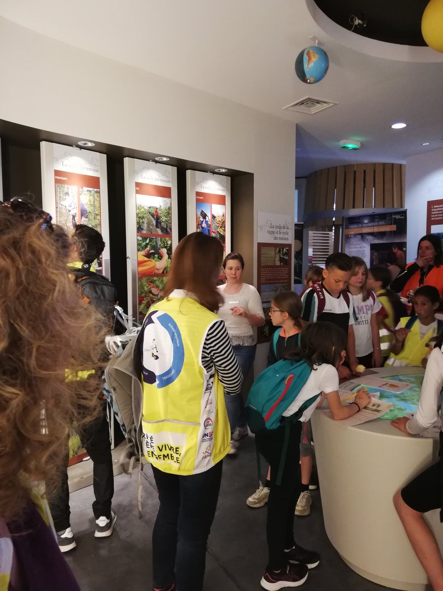 EquipeEPS16's tweet photo. #TAPV #SRAV 1er relai du TAPV 2022 à la Maison de la vigne d'Archiac entre l'école de Jarnac Champagne (17) et l'école de Guimps (16). Belle rencontre grâce à la mobilité scolaire à vélo @mai_velo @USEP_Charente @usep17 @UNSSPoitiers @dsden16 @cpdeps17 @jcthevenot @acpoitiers https://t.co/TvW7M0f60A