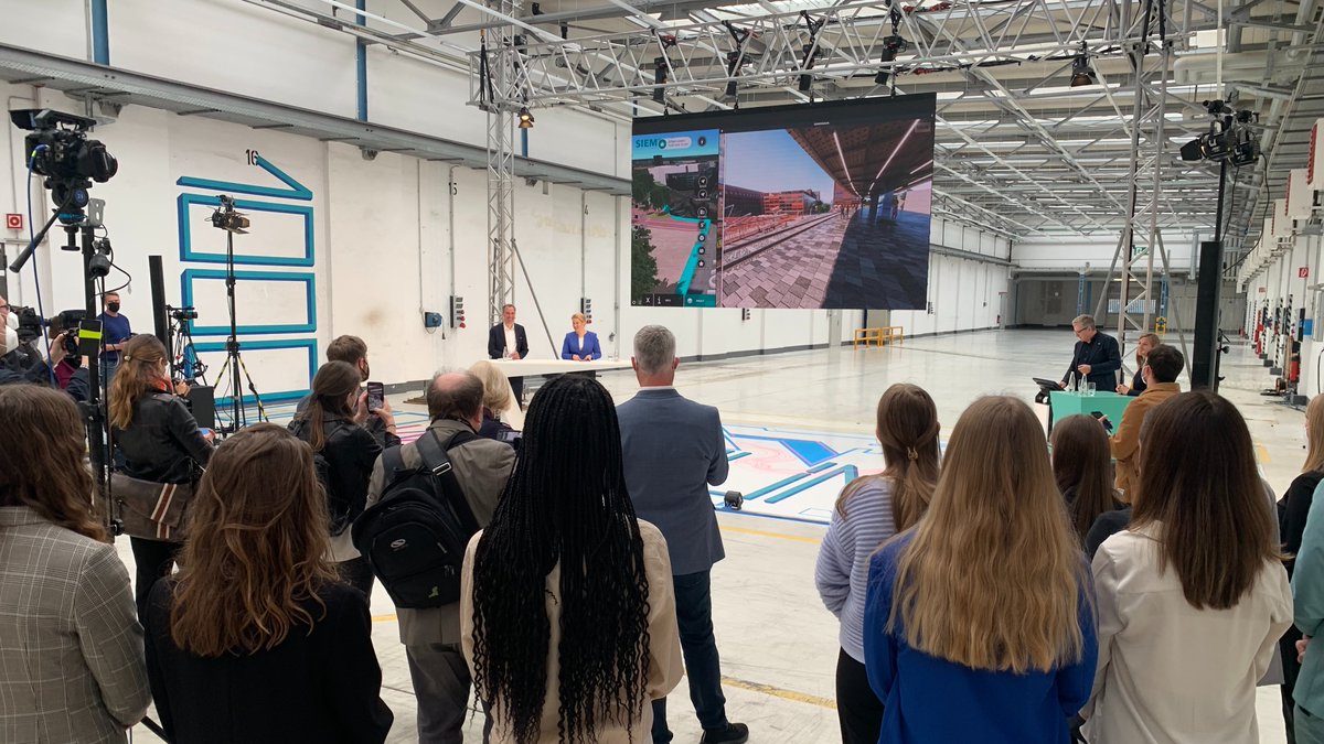 ChristianDatzer's tweet photo. Mit Siemensstadt Square entsteht in Berlin auf rund 76 Hektar ein neues, wegweisendes Quartier für Wohnen, Arbeiten, Produzieren, Forschen und Leben. Das digitale Abbild stellten wir heute auch der Presse vor. Vielen Dank für Ihr Interesse. @SiemensDE #SiemensstadtSquare https://t.co/IX8dmKR4Mu