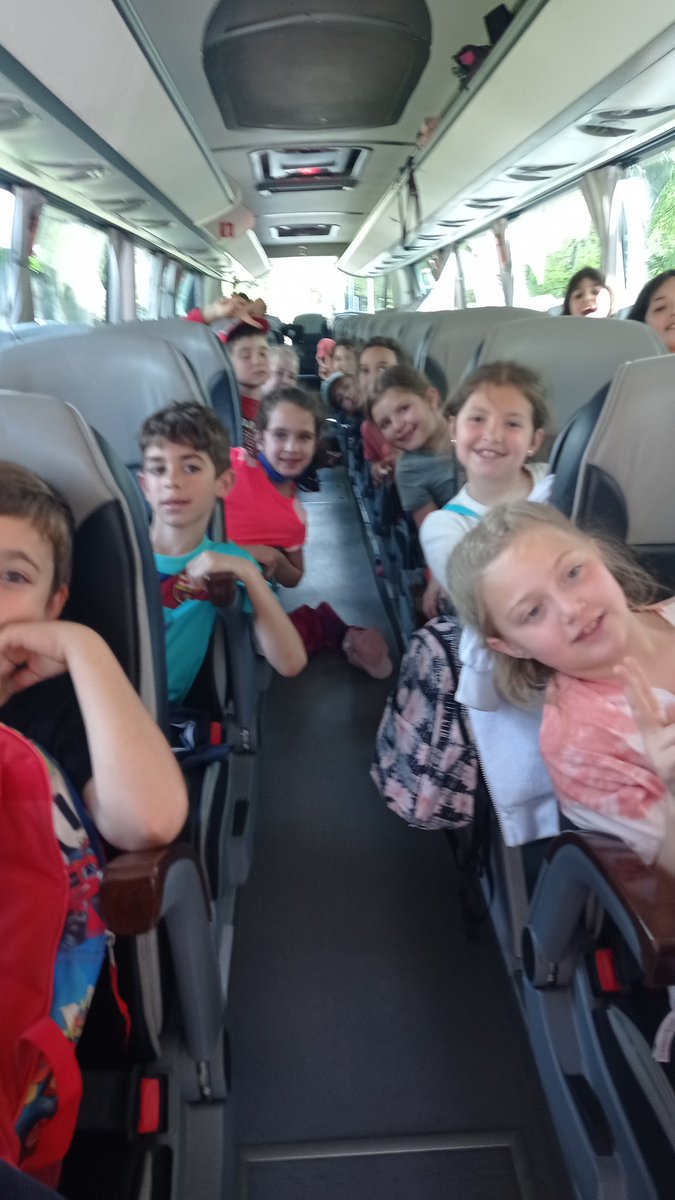 eniapor's tweet photo. C.Inicial @immaculadahorta marxem molt contents de tot el que hem viscut aquests dies a les colònies!!! Ja estem a l'autocar!!! https://t.co/04lwZgjLPg