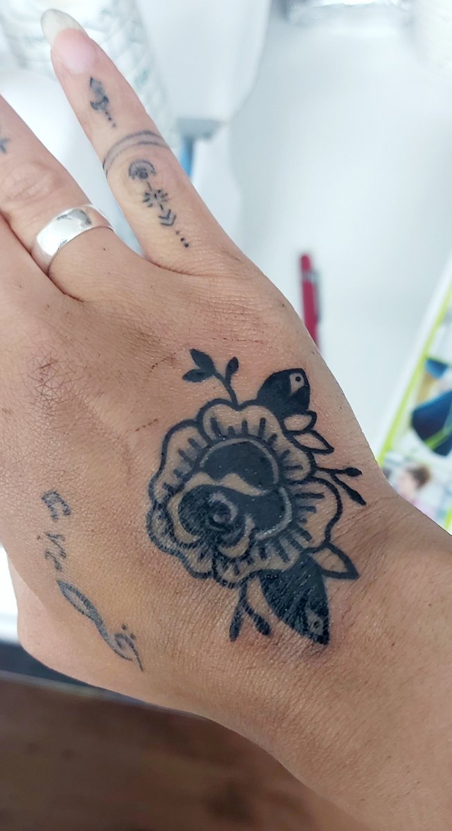 BordeauxTamara's tweet photo. Tatooed myself again. First oldschool tattoo #tattoo #diytattoo #oldschool #traditionaltattoo https://t.co/QleLsLFvxm