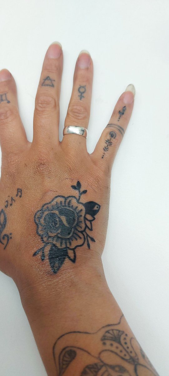 BordeauxTamara's tweet photo. Tatooed myself again. First oldschool tattoo #tattoo #diytattoo #oldschool #traditionaltattoo https://t.co/QleLsLFvxm