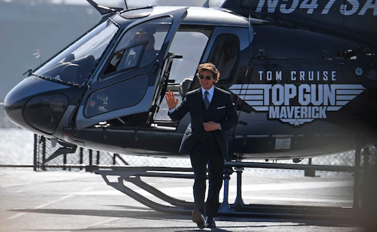genteinpv's tweet photo. ¡Sorpresa! Tom Cruise llega a la premier de "Top Gun Maverick" pilotando un helicóptero https://t.co/cICaEQrPJ7 https://t.co/iHIAVqfFj3