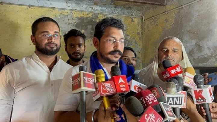 diiiviiiine's tweet image. आज चंदौली में निशा यादव के परिवार से मिलें भीम आर्मी चीफ भाई @BhimArmyChief  जी और उनको हर सम्भव मदद का आश्वासन दिया साथ ही प्रशासन से परिवार की सुरक्षा और 50 लाख की आर्थिक सहायता की माँग रखी।
जय भीम जय मंडल।