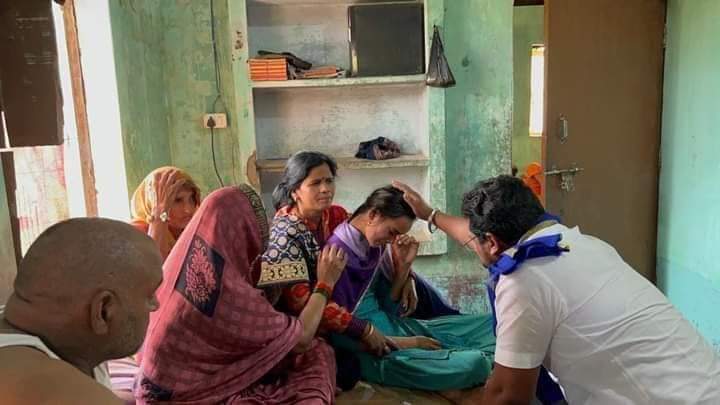 diiiviiiine's tweet image. आज चंदौली में निशा यादव के परिवार से मिलें भीम आर्मी चीफ भाई @BhimArmyChief  जी और उनको हर सम्भव मदद का आश्वासन दिया साथ ही प्रशासन से परिवार की सुरक्षा और 50 लाख की आर्थिक सहायता की माँग रखी।
जय भीम जय मंडल।