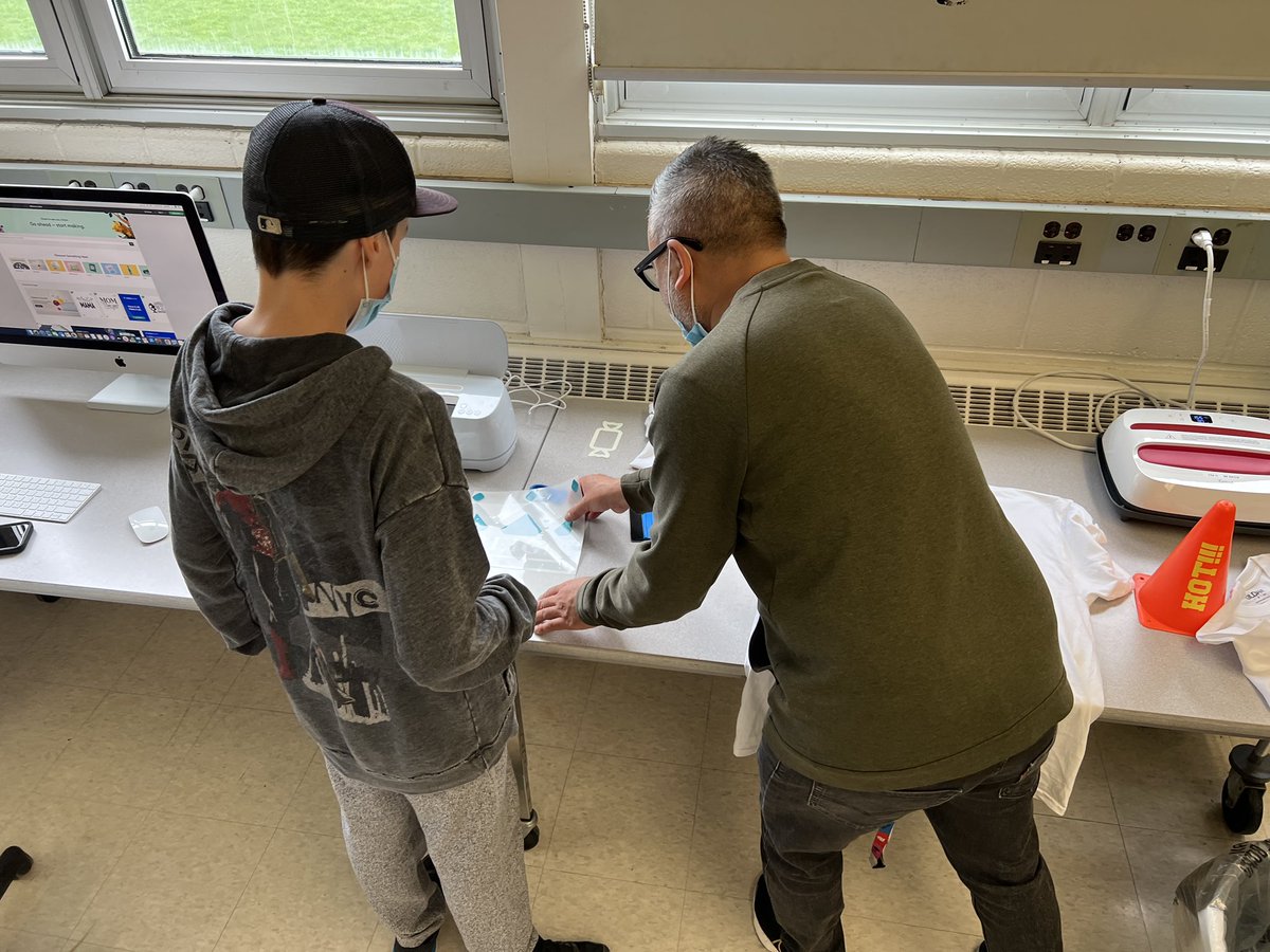 #TradeShow Business Day in full swing this morning <a href="/AllanAMartinPS/">Allan A. Martin</a> . Students tracking their pre-orders, preparing products and working on storefront. <a href="/cdubsdaddy/">Omar Ali</a>