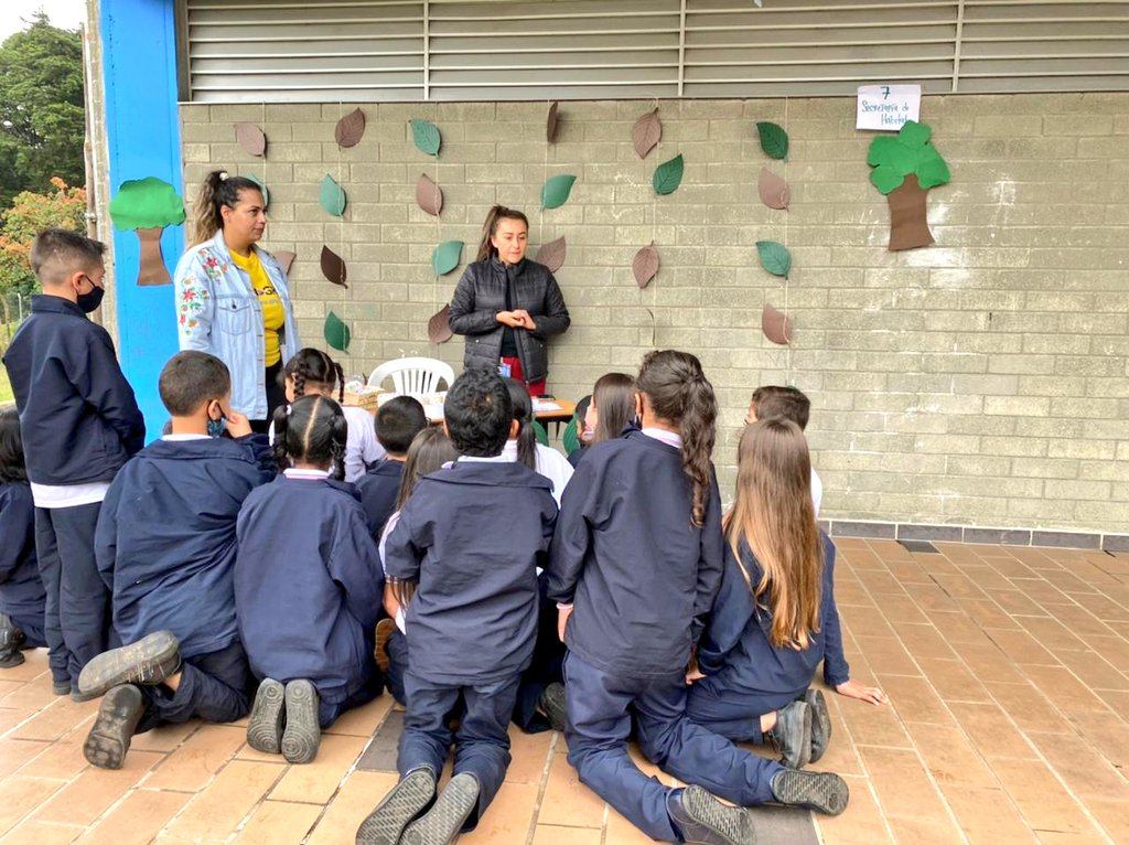 AlcRionegro's tweet photo. 📖 Con pedagogía, fomentamos en los niños y niñas del municipio el amor y el cuidado por nuestro territorio 🌎
Con la Secretaría de Hábitat, a través de la Subsecretaría Ambiental, realizamos la jornada ambiental en la IE Josefina Muñoz González, sede principal 👍 https://t.co/exD4utKm4Z