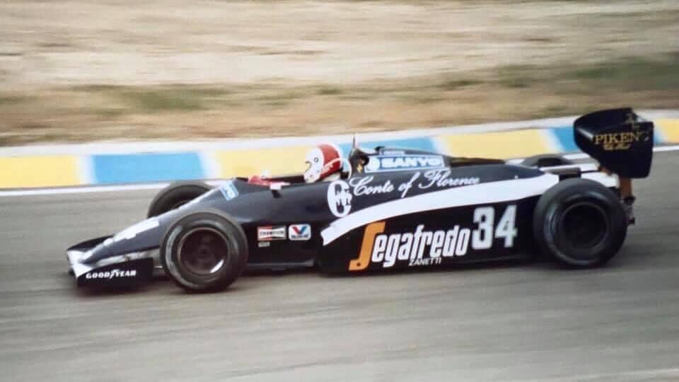 JAL69's tweet photo. Hoy @johnnycecotto1 es tendencia en RRSS, así que vamos a celebrarlo posteando estas tres magníficas imágenes del #TheodoreEnsign N183 #Cosworth de su primera temporada en #F1, en #F11983.

Este es el carro del histórico punto en #LongBeach, en #GPUSAOeste.

#JohnnyCecotto. https://t.co/7yVAdzYekM