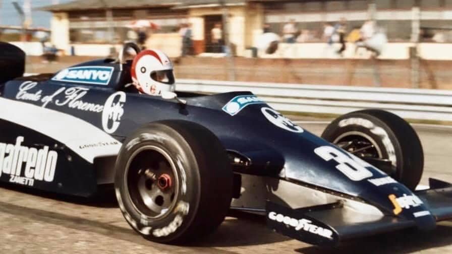 JAL69's tweet photo. Hoy @johnnycecotto1 es tendencia en RRSS, así que vamos a celebrarlo posteando estas tres magníficas imágenes del #TheodoreEnsign N183 #Cosworth de su primera temporada en #F1, en #F11983.

Este es el carro del histórico punto en #LongBeach, en #GPUSAOeste.

#JohnnyCecotto. https://t.co/7yVAdzYekM