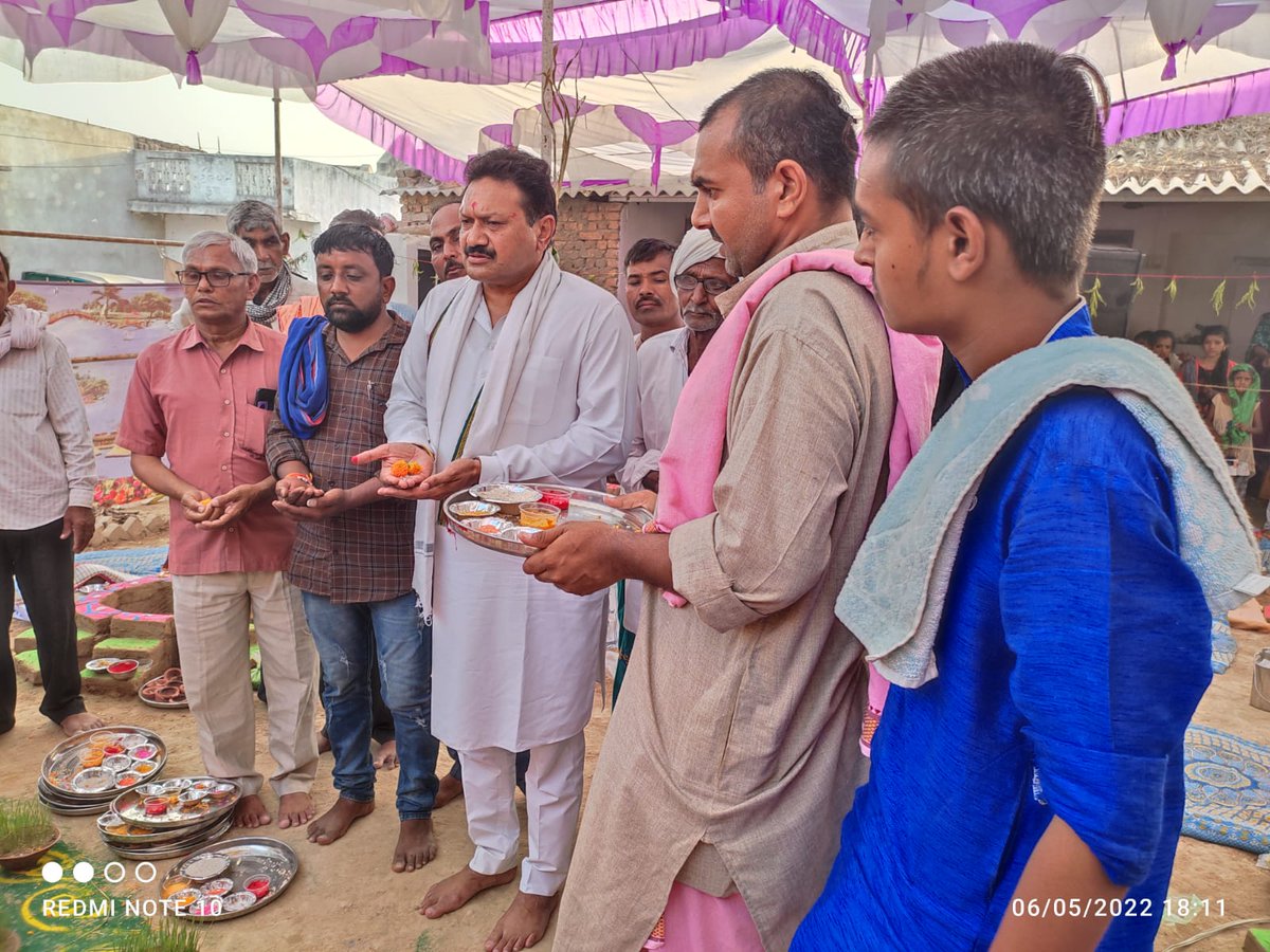 raghubhaidesai's tweet photo. તા.06/05/2022 ના રોજ મુ. ગુજરવાડા  તા.સમી મુકામે સમસ્ત સુસરા(ભરવાડ) પરિવાર દ્વારા આયોજીત શ્રી મોમાઈ માતાજી, શ્રી શક્તિ માતાજીની ફોટો  પ્રાણ પ્રતિષ્ઠા મહોત્સવ પ્રસંગે ઉપસ્થિત રહી દર્શન કરી આશીર્વાદ લીધા. 

#raghubhaidesai #radhanpur #congress #gujarat https://t.co/gouqoQunZ0