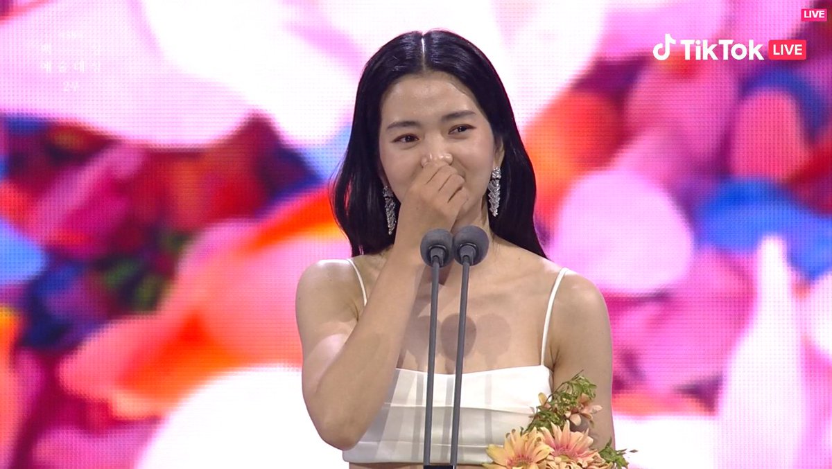 KoreanUpdates's tweet photo. Congratulations #KimTaeRi (#TwentyFiveTwentyOne) for winning 'Best Actress' - TV Category at the #BaeksangArtsAwards2022! 

#KoreanUpdates VF https://t.co/oqxr2BoAIB
