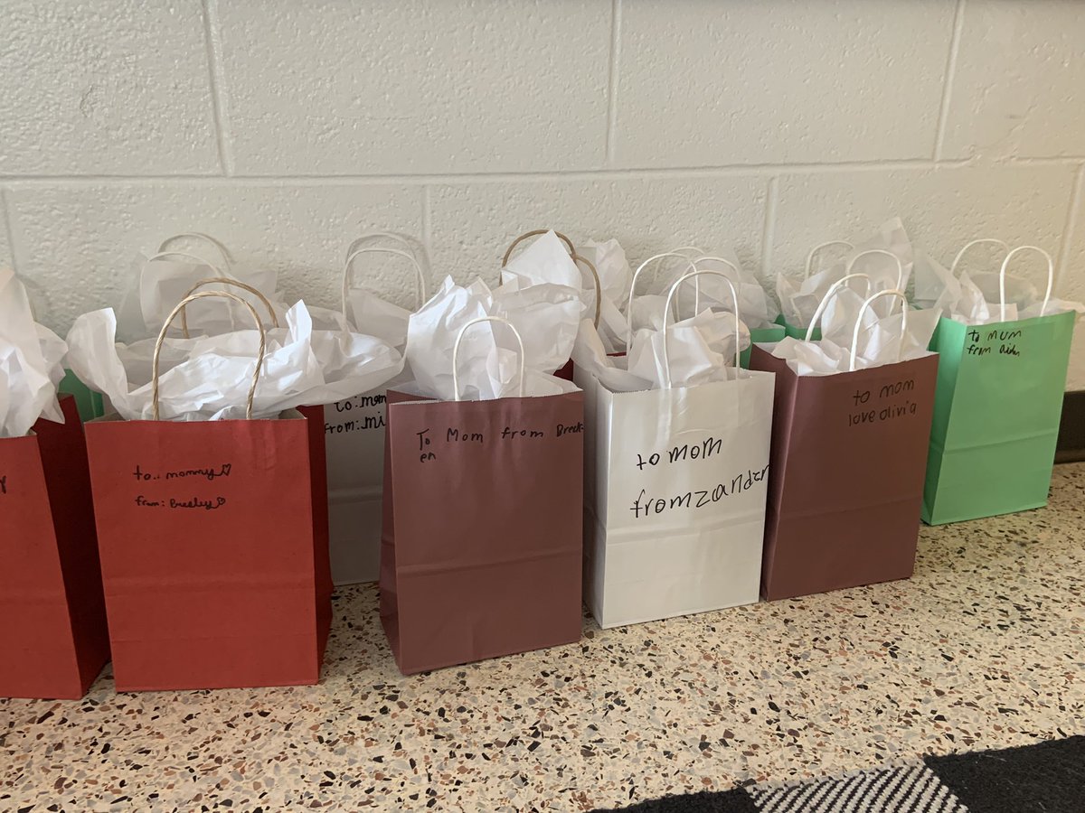 FlanaganFarm's tweet photo. Kiddos in room 110 have some special gifts for some very special people! To say they are excited would be an understatement! ❤️#momsrock https://t.co/yUR2VodQHC