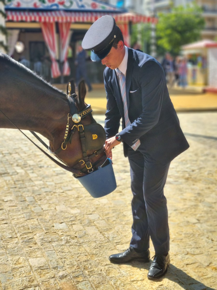 Ayer, por el Real de la Feria de Sevilla, me tuve que parar y hacer esta instantánea.

El chico se me quedó mirando después con cara de; "Te  conozco?"

Y le comenté;

La voy a subir a Internet, que después nada más que sabe la gente subir lo malo.

<a href="/EmergenciasSev/">Emergencias Sevilla</a> 
<a href="/Ayto_Sevilla/">Ayuntamiento de Sevilla</a>