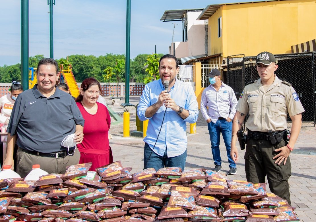 JorgeAcaiturri's tweet photo. Agradables momentos de unión con niños en desayuno comunitario en la 47 y la A, Suburbio de Guayaquil, organizado por Raúl Gaibor, líder barrial. Tengan la certeza de que trabajamos día a día por el bienestar que anhelan y merecen. https://t.co/iGoTLdmdL9