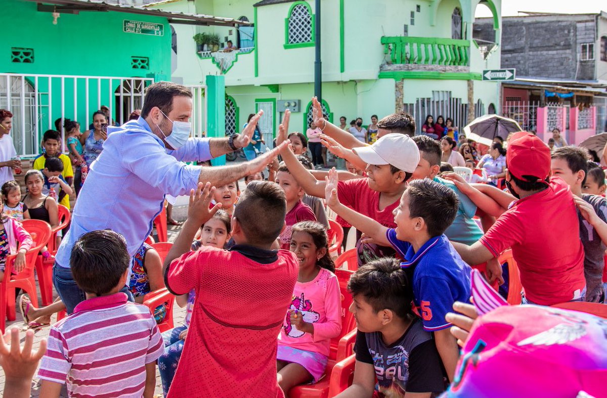 JorgeAcaiturri's tweet photo. Agradables momentos de unión con niños en desayuno comunitario en la 47 y la A, Suburbio de Guayaquil, organizado por Raúl Gaibor, líder barrial. Tengan la certeza de que trabajamos día a día por el bienestar que anhelan y merecen. https://t.co/iGoTLdmdL9