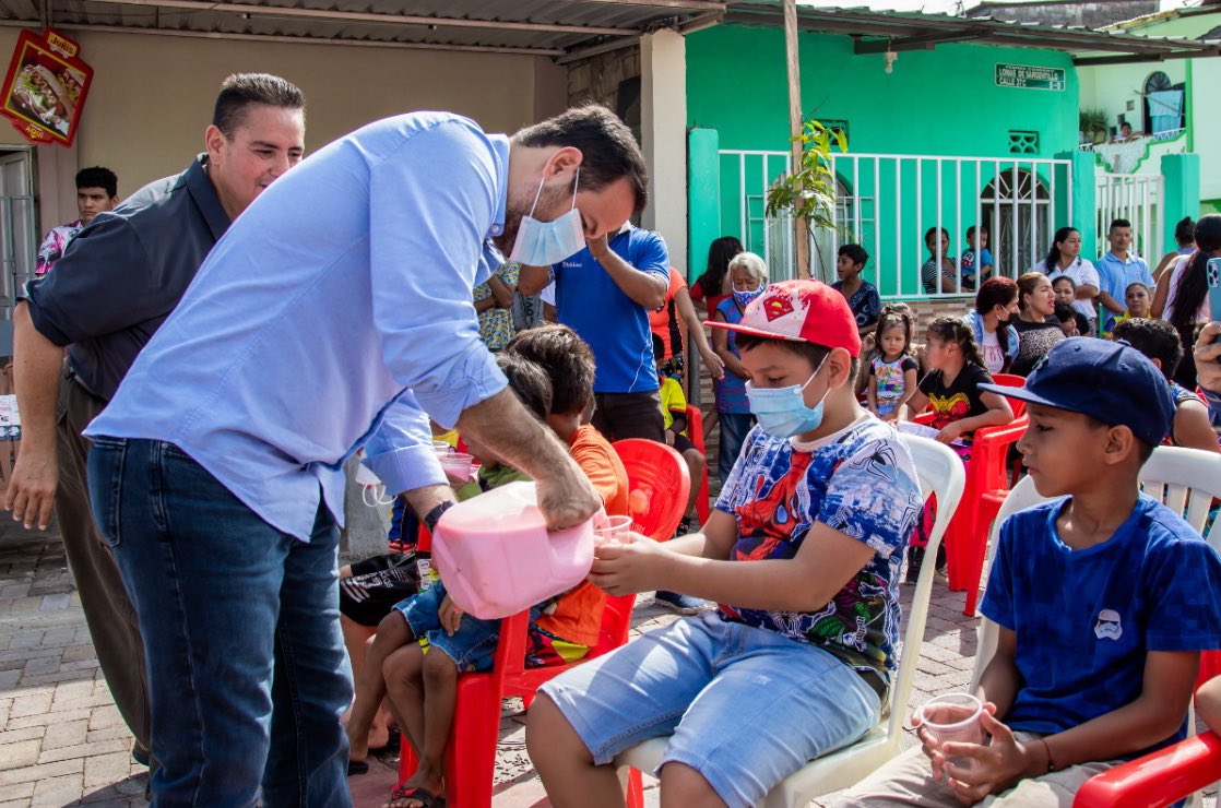JorgeAcaiturri's tweet photo. Agradables momentos de unión con niños en desayuno comunitario en la 47 y la A, Suburbio de Guayaquil, organizado por Raúl Gaibor, líder barrial. Tengan la certeza de que trabajamos día a día por el bienestar que anhelan y merecen. https://t.co/iGoTLdmdL9