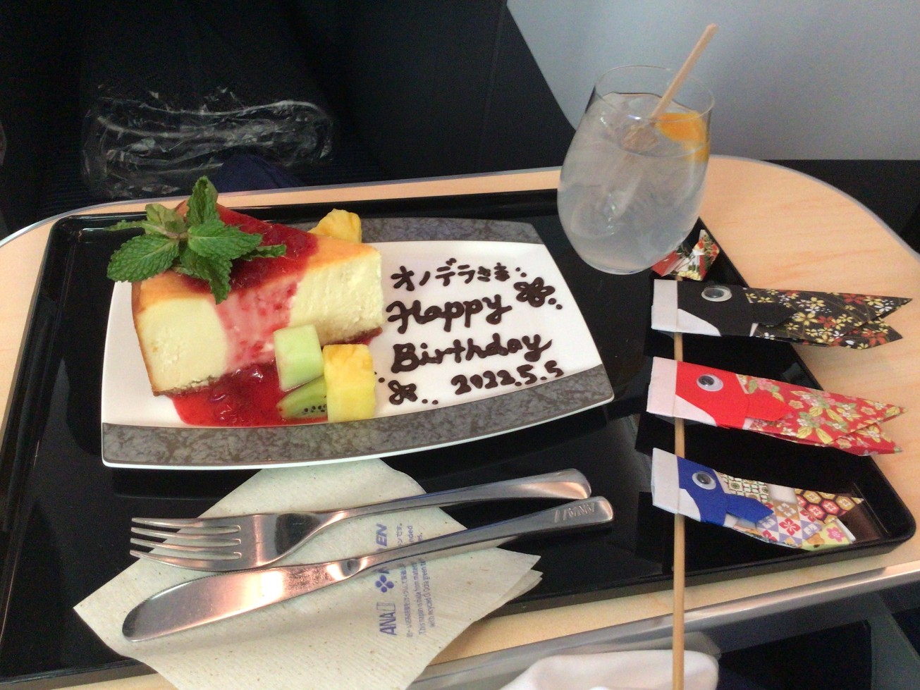 小野寺 五典 ワシントンで迎えた誕生日 お祝いメッセージを頂いてありがとうございました 帰りの機内でも思わぬプレゼント 機内食に手作りの鯉のぼりとケーキを頂きました さすが日本の航空会社です 成田空港到着後にpcr検査を受け 今 結果待ち