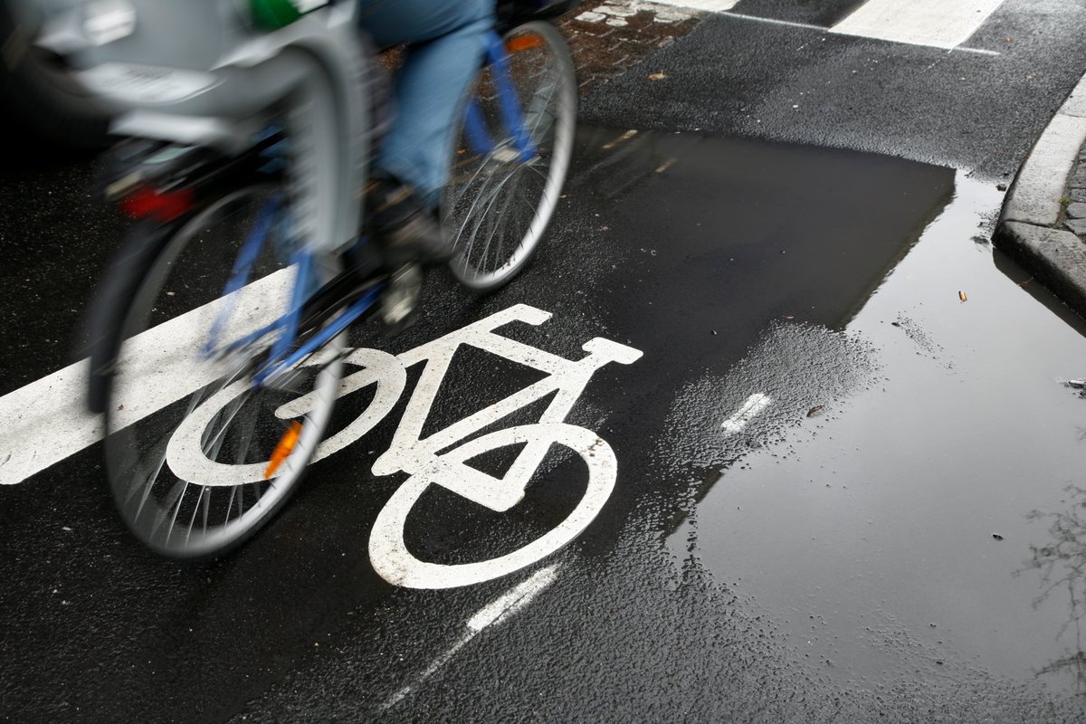 denmarkdotdk's tweet photo. Biking on a rainy day? 🌧️🚲

The city of #Odense has implemented a rain sensor in traffic light. 

As a result bicyclists will experience up to 20 second longer periods of green light when it rains, meaning less time standing still at a red light getting soaked 🟢😃 https://t.co/YfaUEKUijP