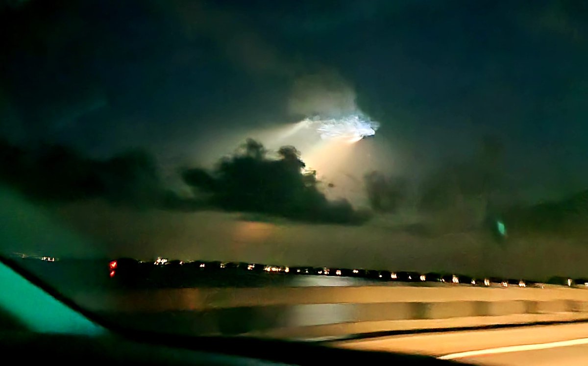 toadfish63's tweet photo. SpaceX Beauty over Indian Lake, OH around 6 AM #spacex #Ohio Thanks for the show #ElonMusk https://t.co/J6y99Fj1iT