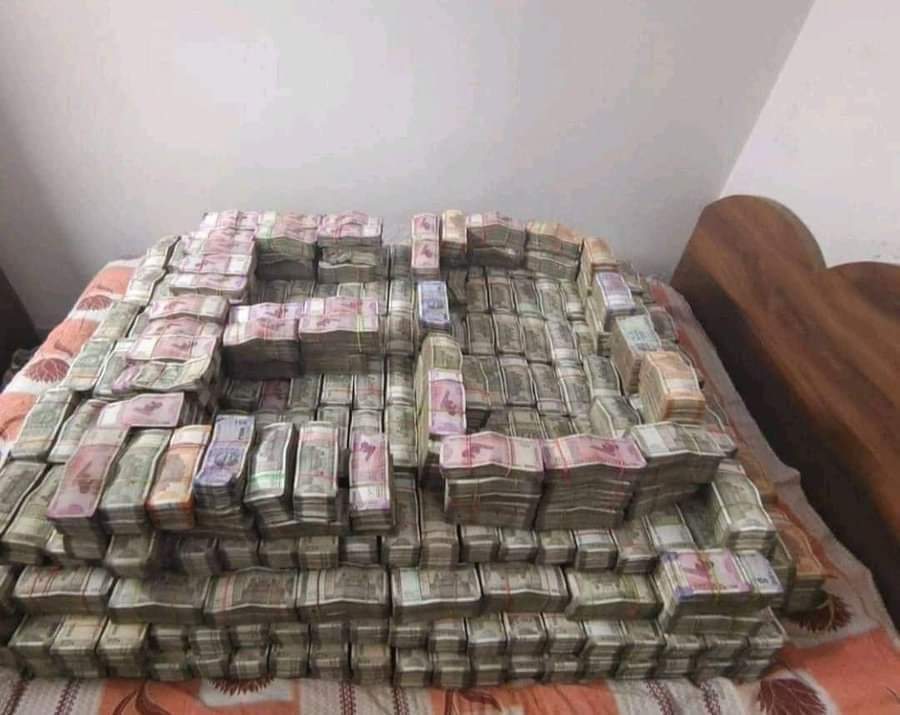 RoflGandhi_'s tweet photo. किस किस को याद है बचपन में ऐसे घरों में पैसे बिखरे रहते थे। जाने कहां गया वो बचपन।  #IASTweets https://t.co/DZJZ1aFUON