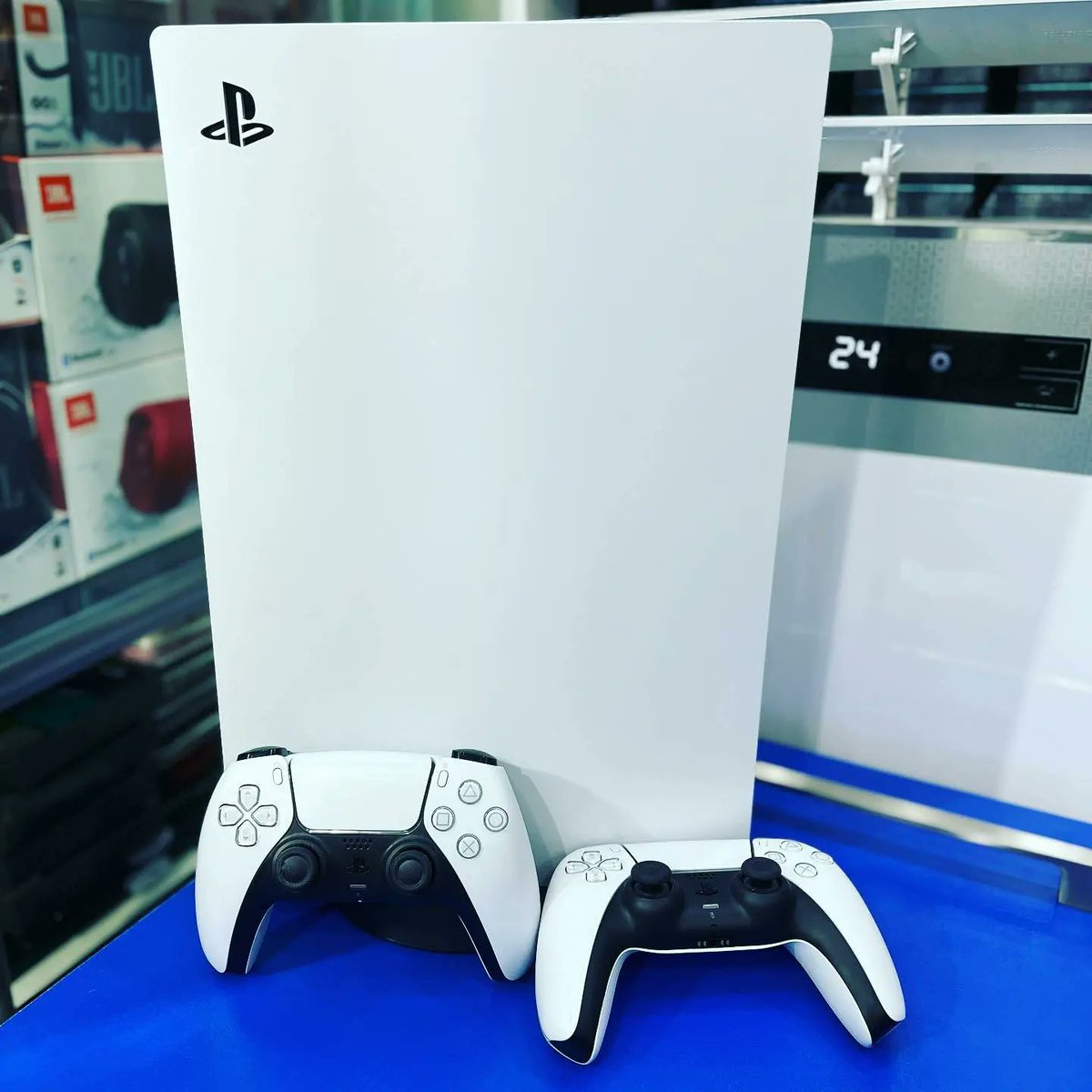 bellstech's tweet photo. Fastest Fingers on
PS5 Console With 2 Pads
Complete Accesories 
420,000

Click here to place your order 👇https://t.co/bT2vZBI5zA

#Bellstech #EnhancingDigitalLife #console #ps5 #digitaltechnology #gamers https://t.co/F9AgIBHEwR
