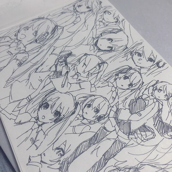 ペンのインク切れるまでひたすらミクさん描きまくったやつ出てきた 