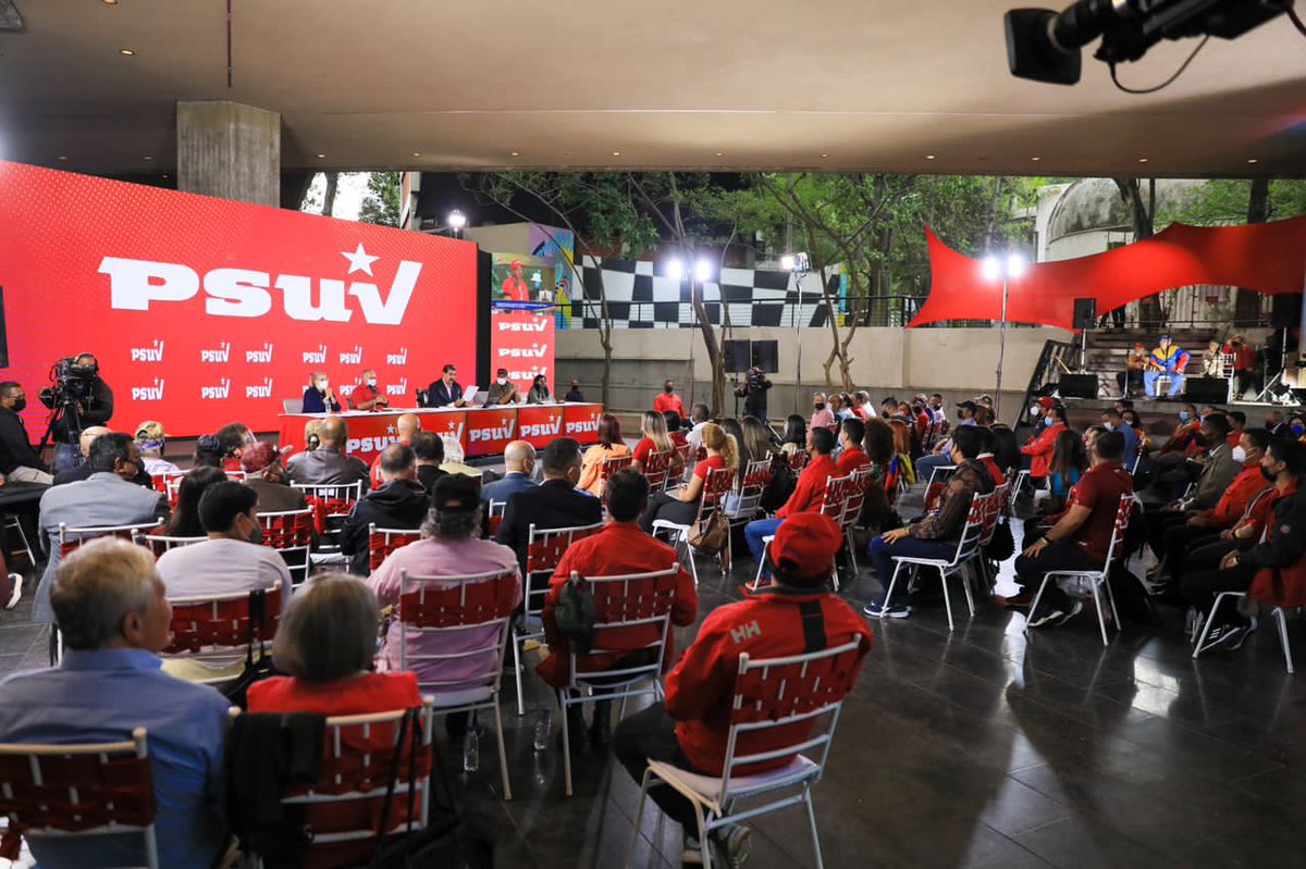 PartidoPSUV's tweet photo. Presidente Nicolás Maduro llama a la construcción de un sistema de formación política, ideológica y cultural https://t.co/14nRVgYZrd https://t.co/h7txQiitJz