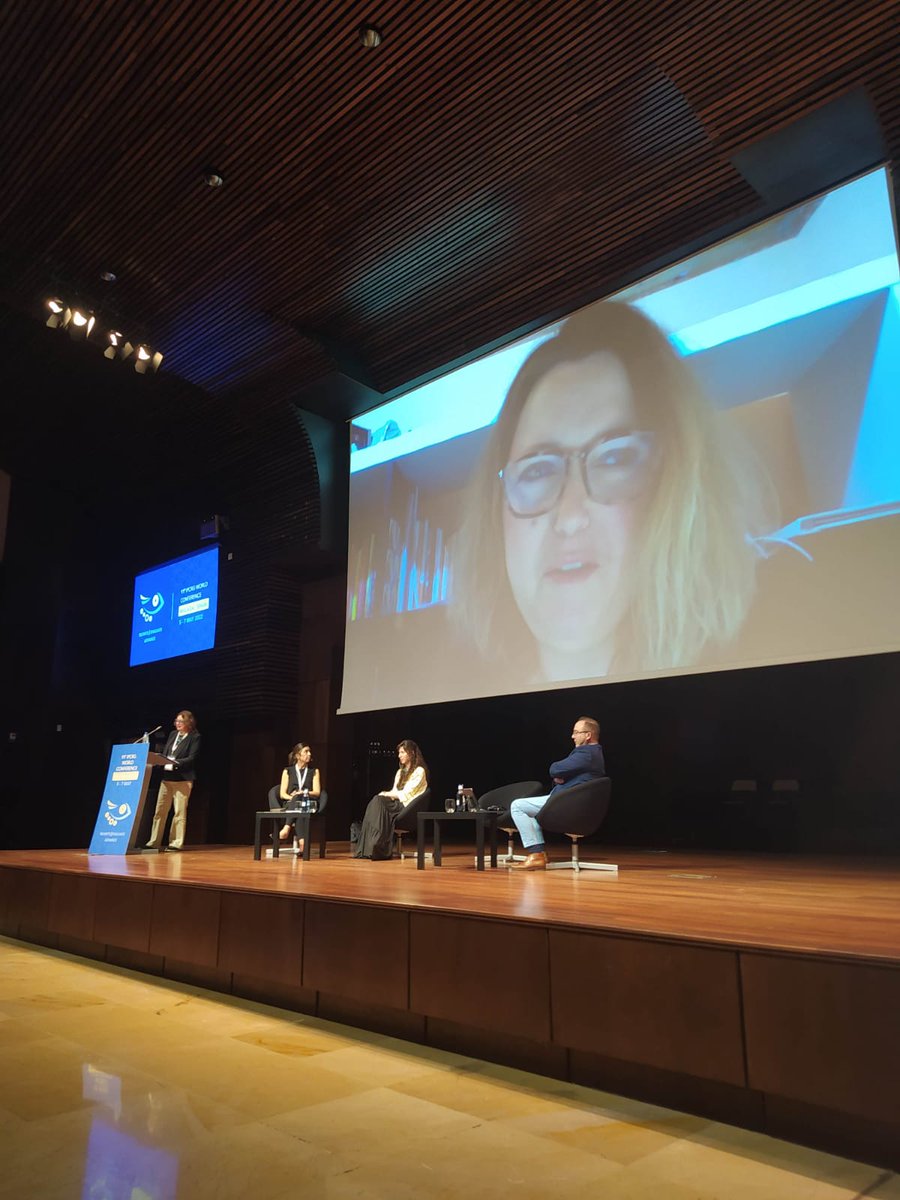 Lovexair's tweet photo. Sesión sobre #Enfermedad #pulmonar #intersticial. Yolanda Fernandez, miembro del Grupo Asesor de Lovexair y Presidenta de @Associacio_Aire cuenta su experiencia como #paciente con transplante de ambos #pulmones en #IPCRG2022 https://t.co/XIQi4KyQGO