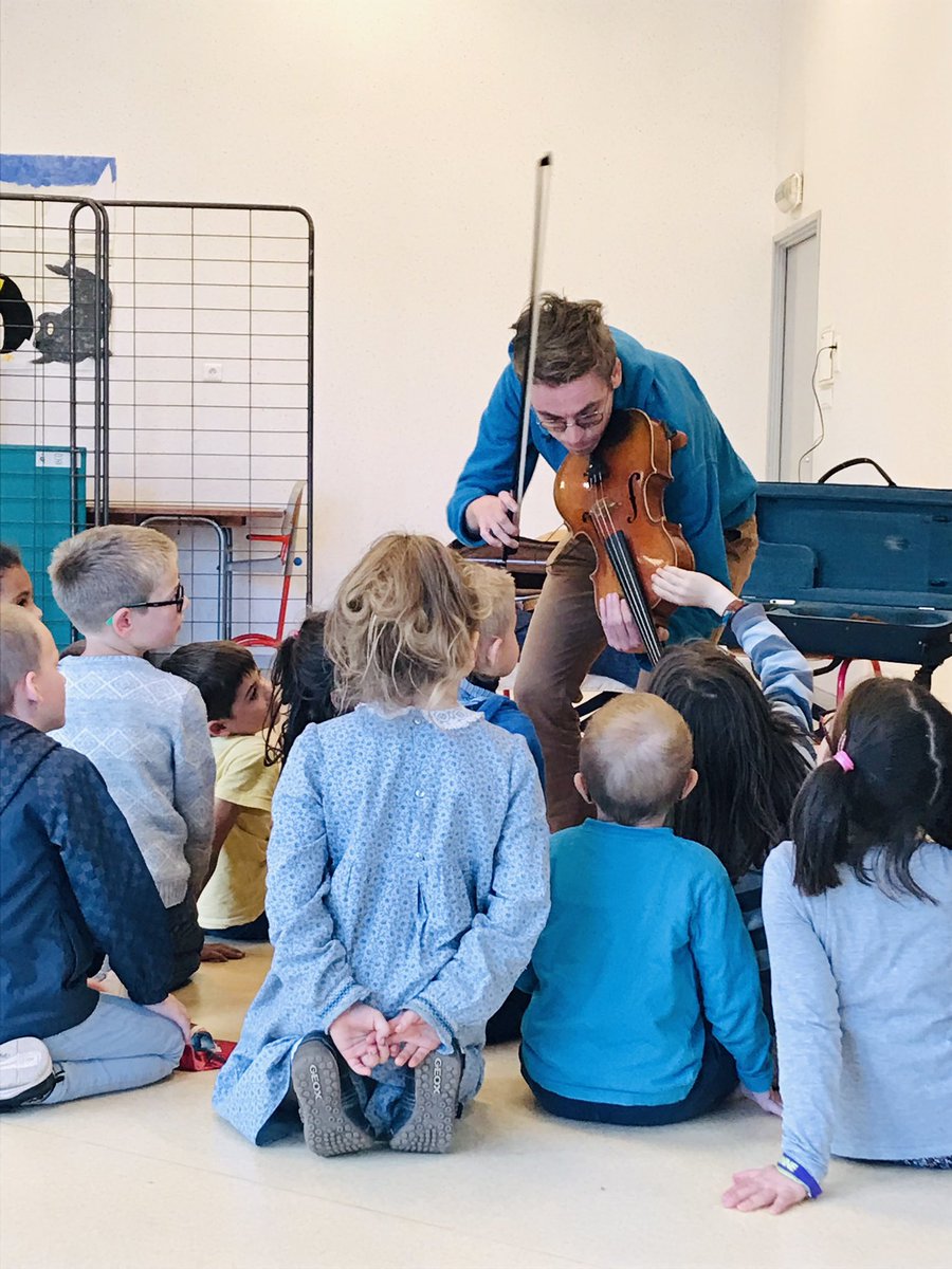Cette semaine, en Haute-Saône, le musicien Pierre Liscia-Beaurenaut est intervenu dans 7 écoles pour présenter les différences entre le violon et l’alto. #culture #hautesaone #musiqueclassique