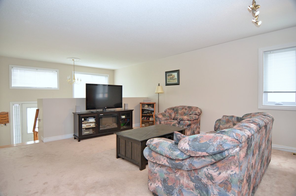 JamieMcRemax's tweet photo. 🔥HOT NEW LISTING🔥
50 Heritage Crt. Barrie
$789,900
For more info visit: https://t.co/oO66Rw5b20

#JamieMcGinty #Remax #RemaxHallmark #NewTecumseth #Alliston #Allistonhomes #Beeton #Orangeville #barrie #BarrieRealEstate #bungalow #inlawsuite #RealEstate #Realtor #Realty #ForSale https://t.co/TENiO3l16y