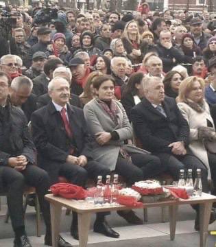 alpayozalan35's tweet photo. Eski partisinde istediği makamı elde edebilseydi Ümit Özdağ'ın duracağı yer tam olarak burasıydı. 

Canan Kaftancıoğlu'nun yanı... Ümit Özdağ'ın, Meral Akşener'den hiçbir farkı yoktur! https://t.co/u4ep9yDjA4