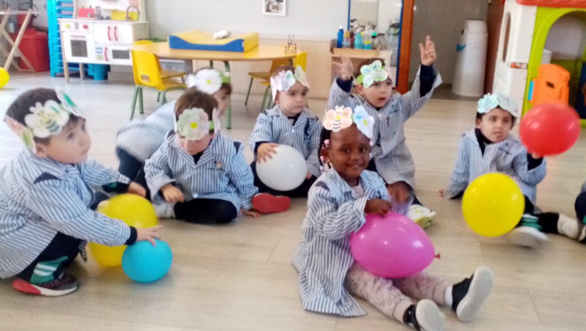 ColegioVilla's tweet photo. Aprovechando que ya hace un poquito de calor y ha salido un sol sonriente, los niños y las niñas de nuestra aula de 2 años han celebrado hoy la primavera.. #ColesConAlma #cvillafátima https://t.co/zjUGNnQ4Tx