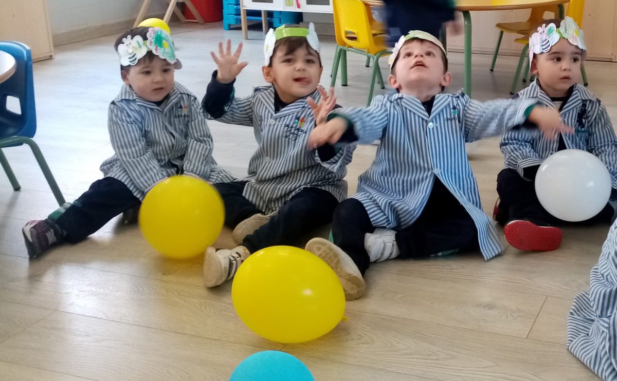 ColegioVilla's tweet photo. Aprovechando que ya hace un poquito de calor y ha salido un sol sonriente, los niños y las niñas de nuestra aula de 2 años han celebrado hoy la primavera.. #ColesConAlma #cvillafátima https://t.co/zjUGNnQ4Tx