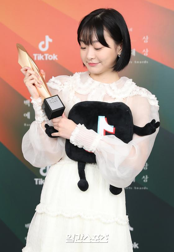 crumby_joy's tweet photo. 그해우리대상 신인 연기상 수상자 🎉

🏆 TV부문 여자 신인 연기상_담찌 (그 세계 우리는)
수상을 진심으로 축하합니다. 👏
#담찌의세계 #Damchi_World https://t.co/4N5Mk0G7VE