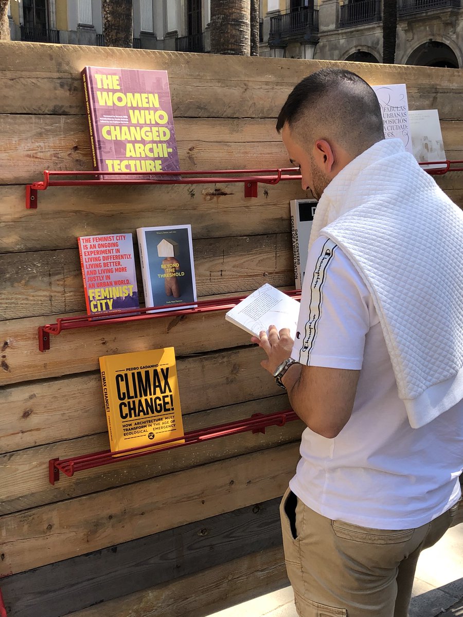 dpr_barcelona's tweet photo. Spaces of encounter between readers, authors, publishers at #LlibresModel in Plaça Reial at #ModelFestBCN https://t.co/CSK1WRHrd8