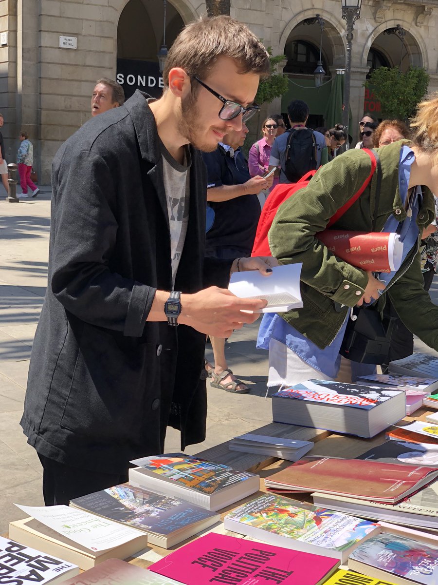 dpr_barcelona's tweet photo. Spaces of encounter between readers, authors, publishers at #LlibresModel in Plaça Reial at #ModelFestBCN https://t.co/CSK1WRHrd8