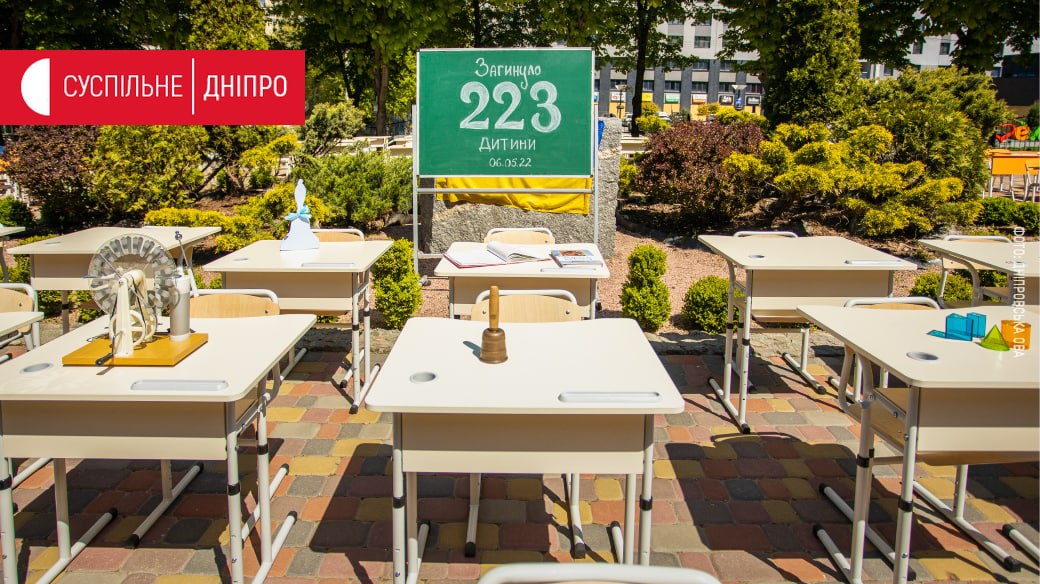 suspilne_news's tweet photo. In #Dnipro , in a school yard, an action was held devoted to the children killed during the war. 223 empty desks were set up to commemorate those who will never sit at a desk again. One for each #Ukrainian child killed by the Russian army.

#Ukraine️ 
#UkraineRussiaWar https://t.co/sf1Pr7rMH9