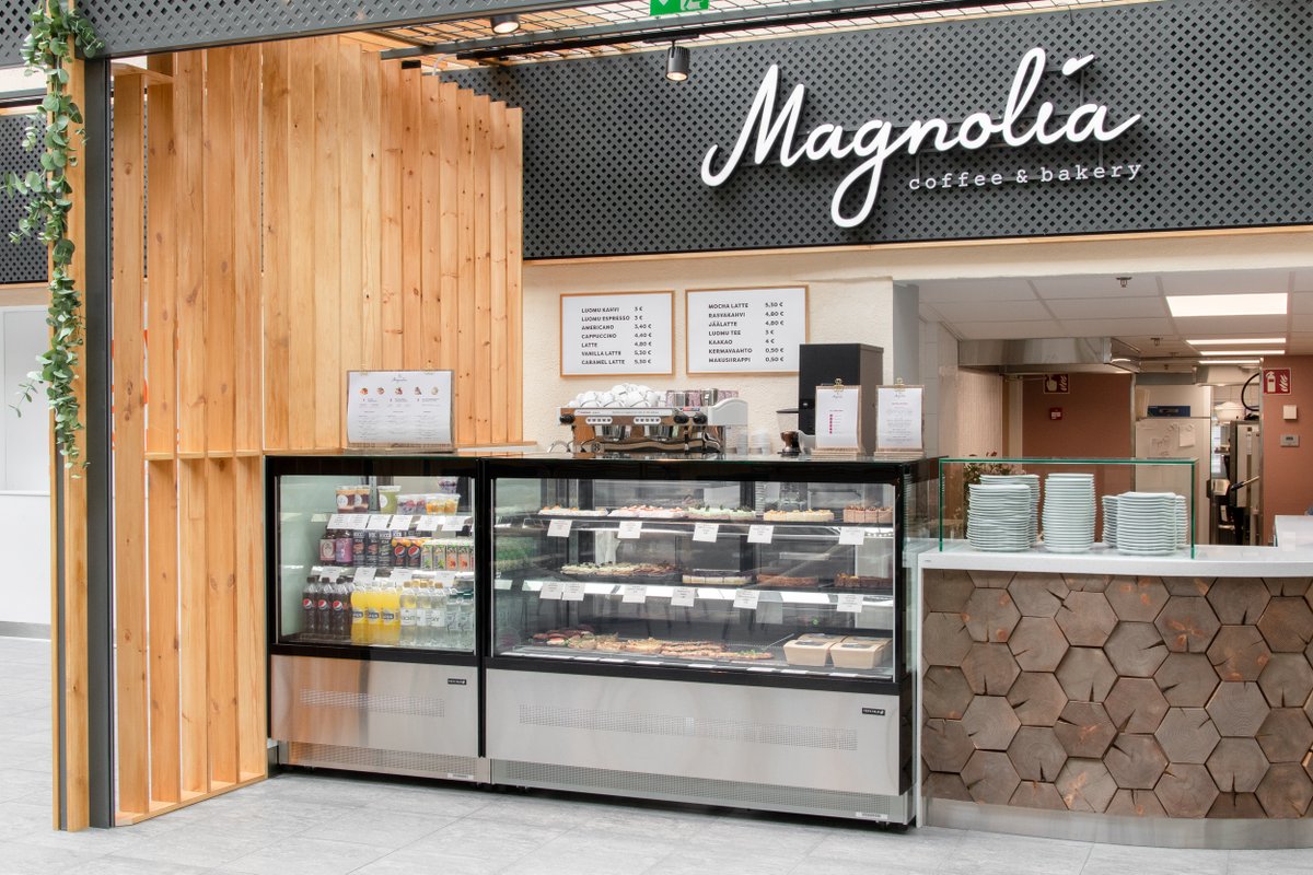 Pinto_Design's tweet image. Oulun Pekurin Patiolle on avautunut juuri viehättävä kahvila, Magnolia Coffee &amp;amp; Bakery. Pinto suunnitteli yhteistyössä asiakkaan kanssa kahvilaan tilakonseptin ja graafisen ilmeen. 
#magnoliacoffeeandbakery #kahvilasuunnittelu #tilasuunnittelu #graafinensuunnittelu