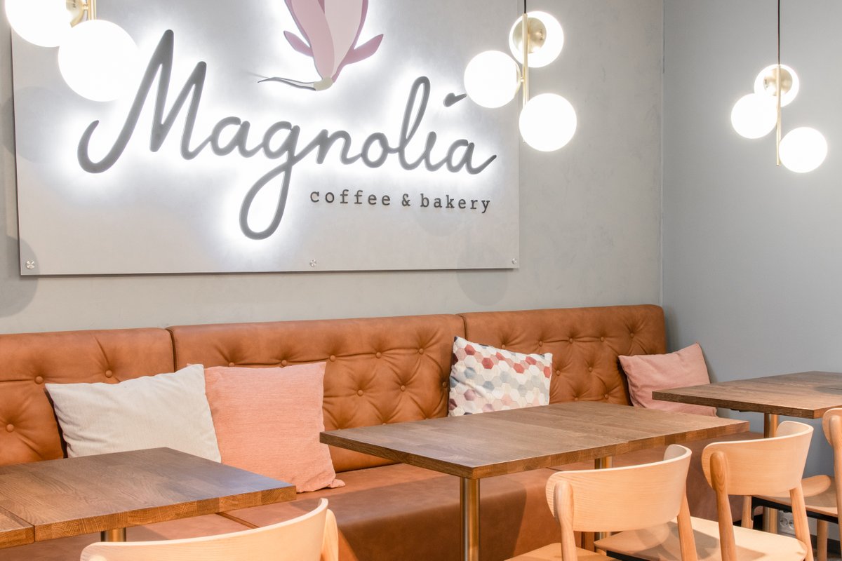 Pinto_Design's tweet image. Oulun Pekurin Patiolle on avautunut juuri viehättävä kahvila, Magnolia Coffee &amp;amp; Bakery. Pinto suunnitteli yhteistyössä asiakkaan kanssa kahvilaan tilakonseptin ja graafisen ilmeen. 
#magnoliacoffeeandbakery #kahvilasuunnittelu #tilasuunnittelu #graafinensuunnittelu