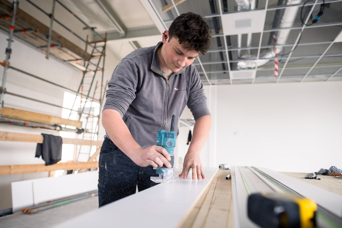 Werk in uitvoering
Onze mannen zijn hard aan het werk. De bouw van het nieuwe kantoorpand met bedrijfshal van <a href="/Kroesbv/">Kroes aann. bedrijf</a> vordert goed.
#Verbakelkanjers