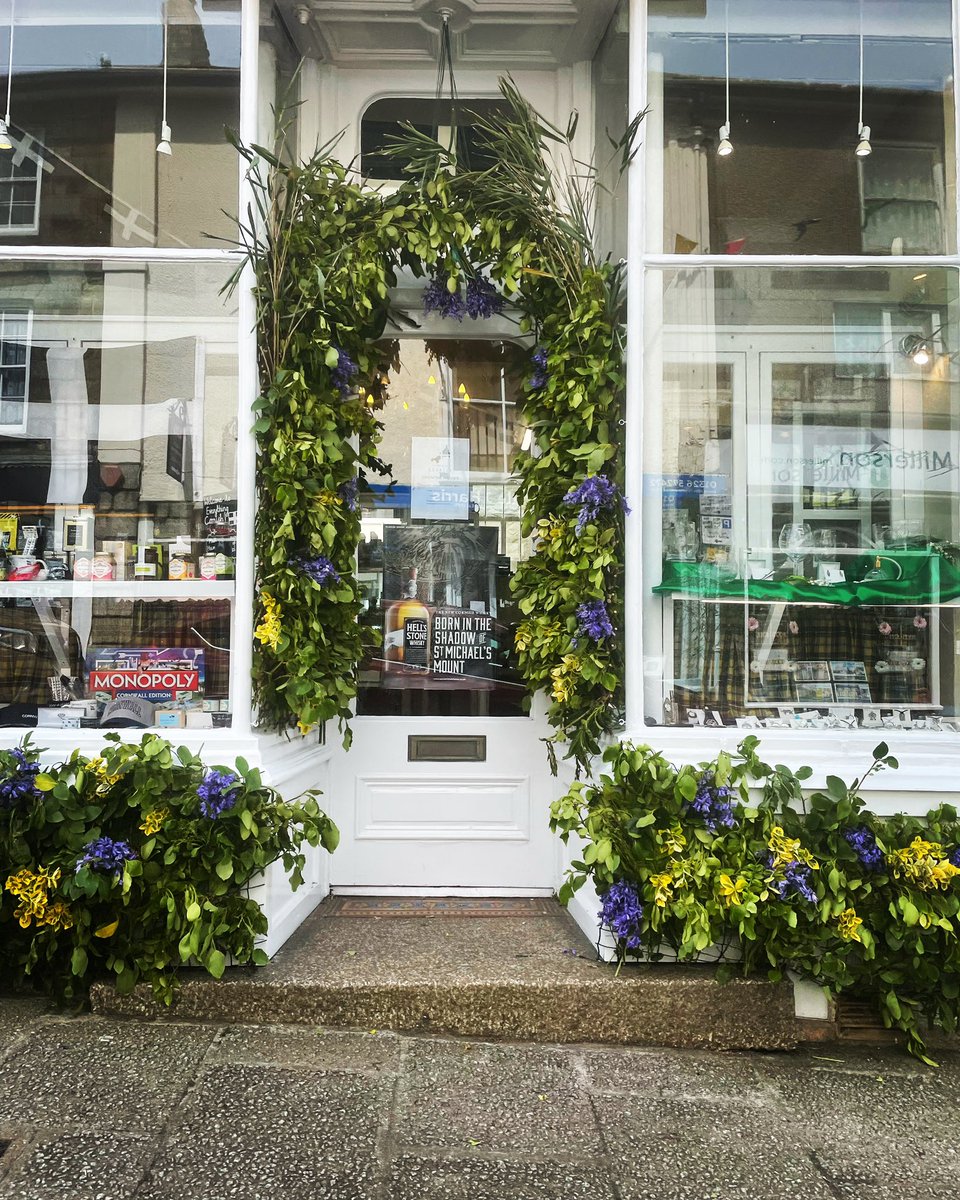 GillianSmith67's tweet photo. Flora Day Eve, shops in preparation for tomorrow …#helston #floraday #halantow #floradance #traditions #spring https://t.co/zZnfNNoG4S