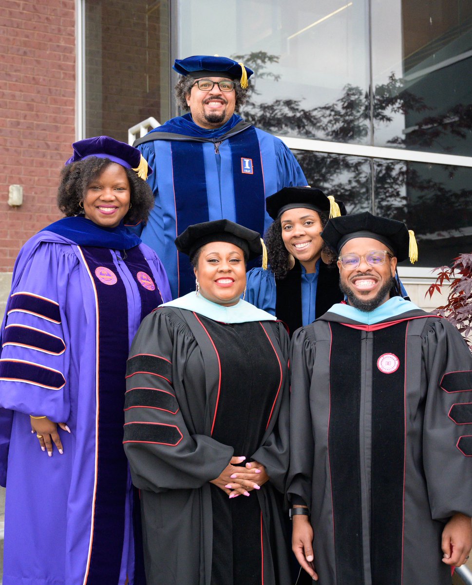 siue_hesa's tweet photo. That’s a wrap—Last night, we hooded students in our master’s program and congratulated them for a job well done! https://t.co/M00SvCATvw