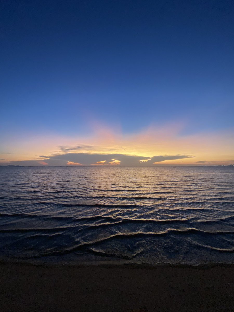 Watch more sunset than Netflix! 🌅😊

#Thailand #sunsetphotography