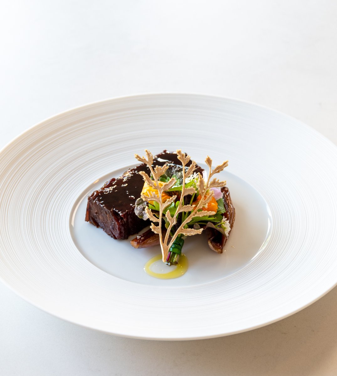 JulesCooking's tweet photo. New video is up! Today I'll be showing you the best way to prepare a short rib. Where going to brine, braise and glaze it. Then we'll be serving it with caramelized shallots, a garden salad and a delicious brioche bread 🔥 https://t.co/jabBrCeVK1