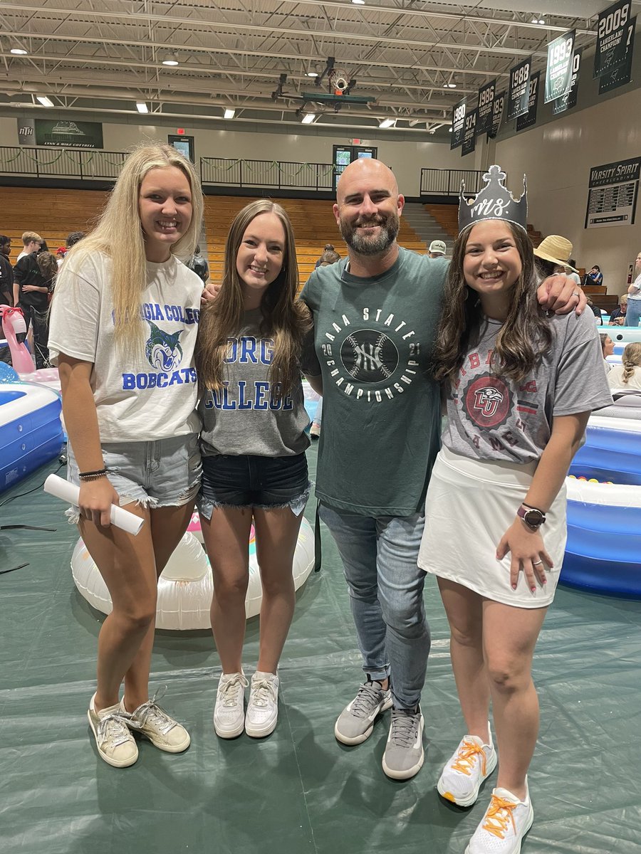 coachhill217's tweet photo. Yearbook day with these 3. So proud of them. Almost to the finish line. https://t.co/qDxtBXtpCq