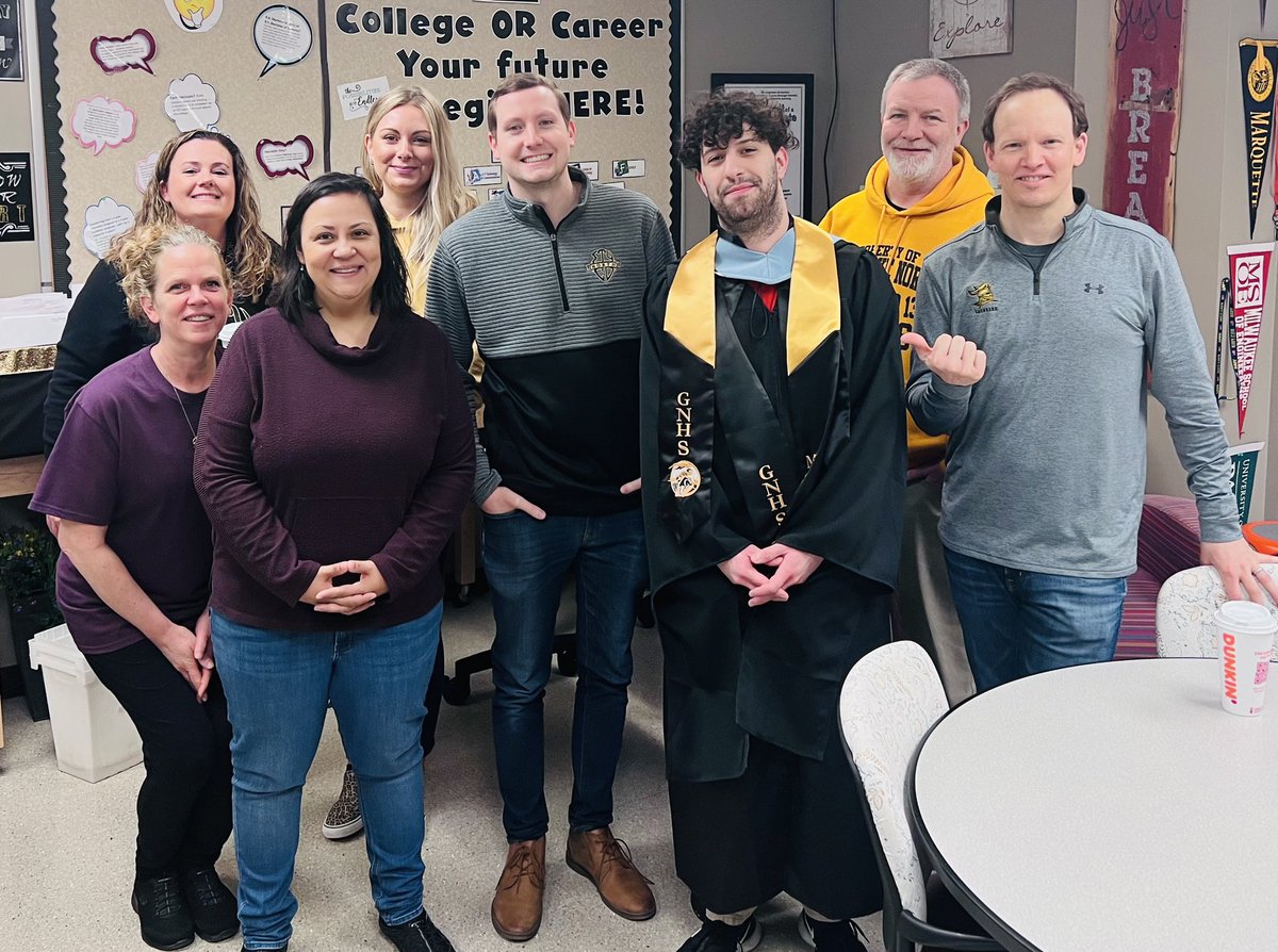 mrball4real's tweet photo. Big things ahead for this school counseling grad! 🎓 @CUChicago https://t.co/8e7rrjH09u